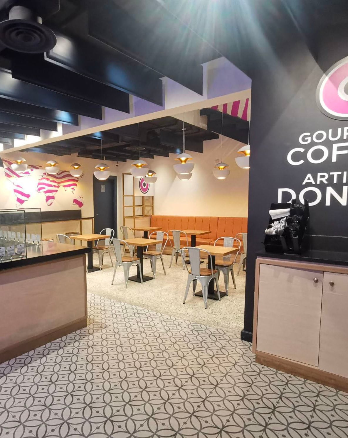 DumDum Donuts, Restaurant & Lounge